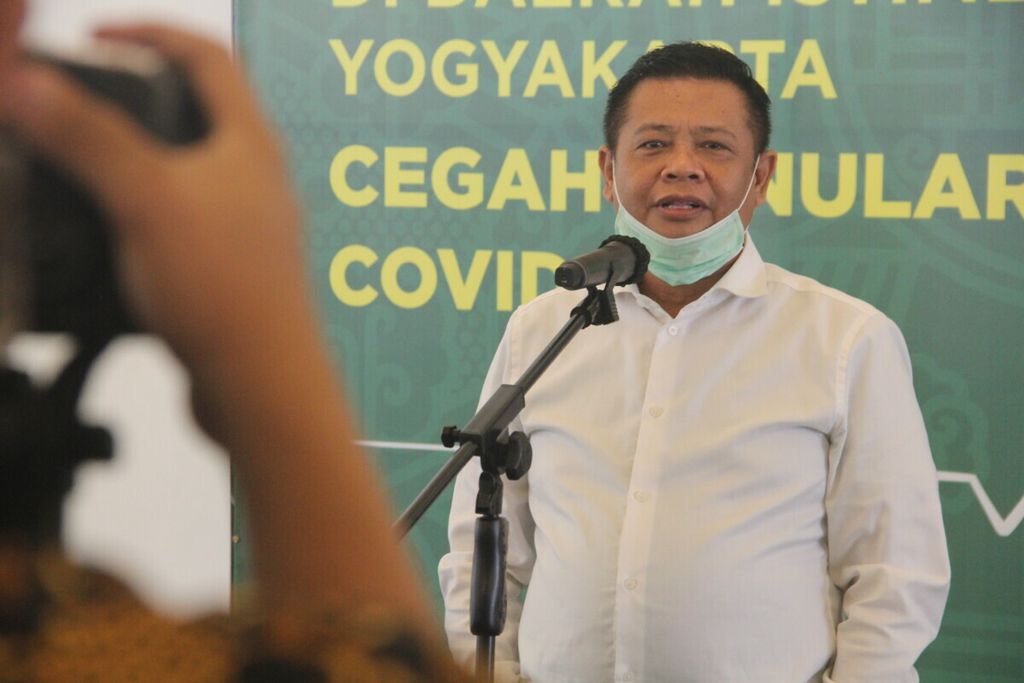 Sekretaris Daerah DI Yogyakarta Kadarmanta Baskara Aji memberikan keterangan kepada media, Rabu (27/5/2020), di kantor Gubernur DIY, Kota Yogyakarta. 