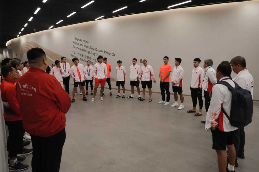 Tim Piala Sudirman Indonesia mendengarkan arahan pelatih sebelum sesi latihan di ruang latihan Suzhou Olympic Sports Center, Suzhou, China, Rabu (17/5/2023).