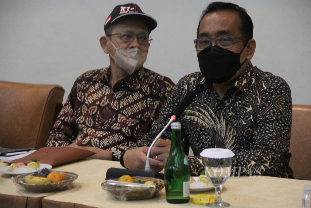 Ketua Majelis Wali Amanat (MWA) Universitas Gadjah Mada (UGM), Pratikno (kanan), menyampaikan keterangan seusai pemilihan Rektor UGM periode 2022-2027, Jumat (20/5/2022), di Balai Senat UGM, Kabupaten Sleman, Daerah Istimewa Yogyakarta. 