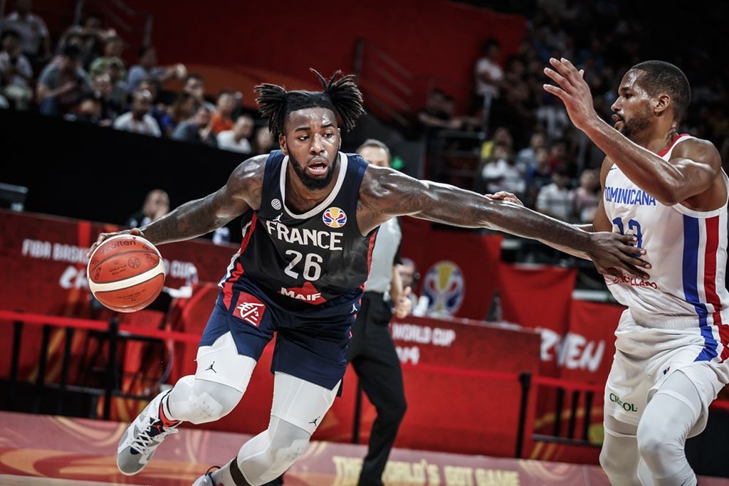 <i>Center</i> timnas Perancis, Mathias Lessort, menggiring bola dalam laga putaran pertama Piala Dunia FIBA 2019 melawan Republik Dominika di China, 5 September 2019.