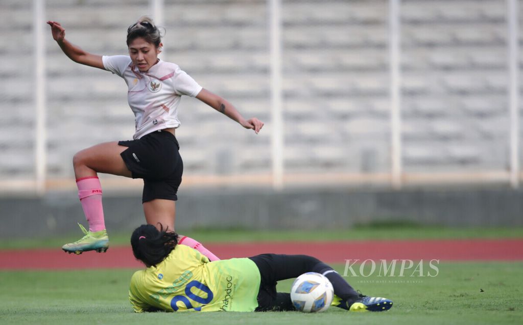 Penyerang timnas putri Indonesia, Zahra Muzdalifah, duel dengan kiper Akademi Persib Putri, Gadhiza, dalam uji coba di Stadion Madya, Jakarta, Kamis (13/1/2022).