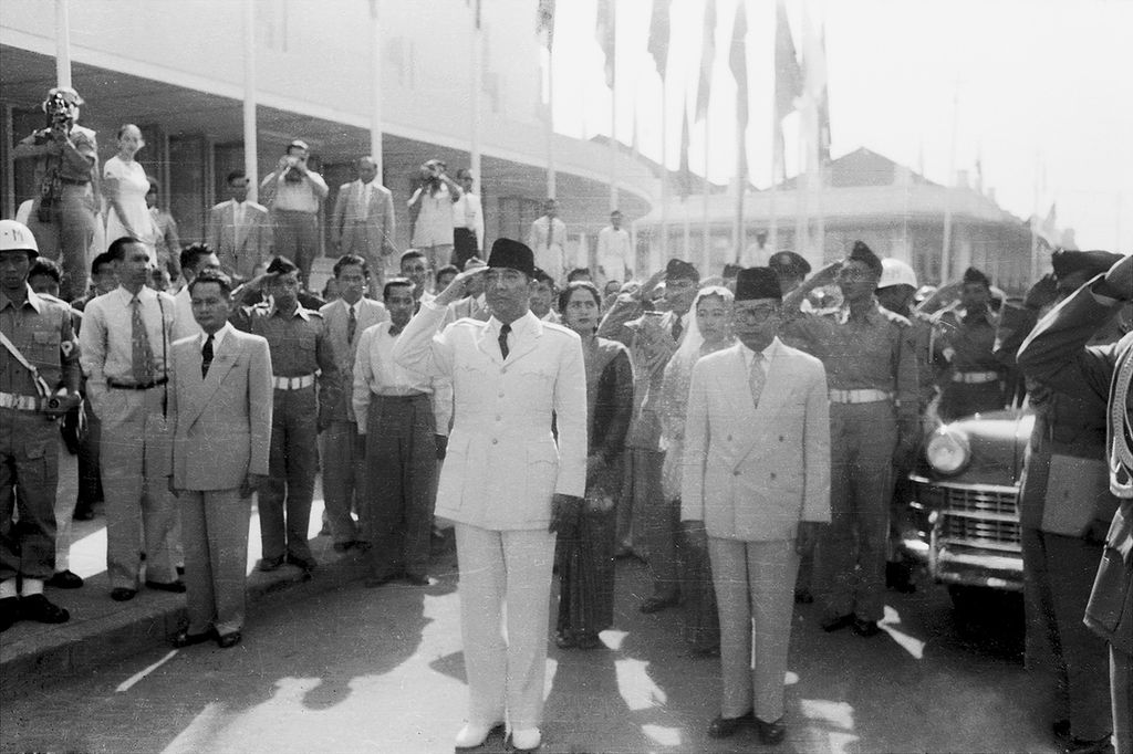 Presiden Soekarno dan Wakil Presiden Mohammad Hatta di depan Gedung Merdeka, Kota Bandung, tempat pelaksanaan Konferensi Asia Afrika tahun 1955.