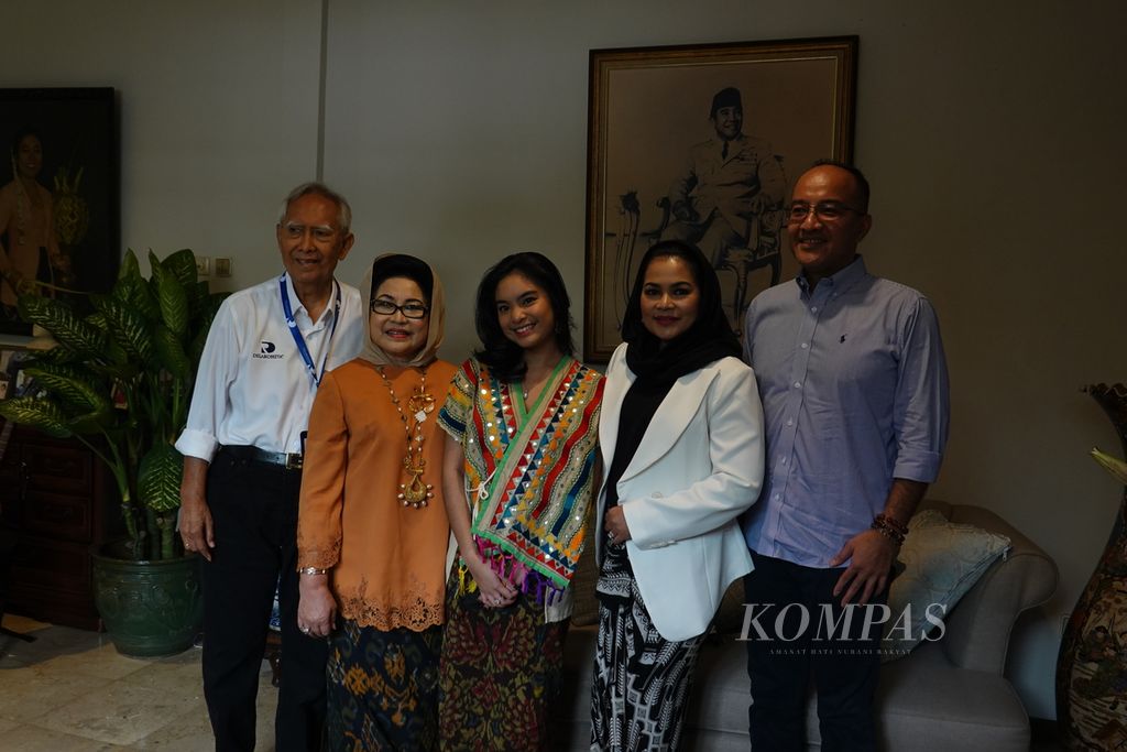 Keluarga Guntur Soekarnoputra berfoto seusai memperingati hari lahir ke-121 mendiang Presiden pertama RI Soekarno atau Bung Karno di kediaman Guntur di Jakarta Selatan, Senin (6/6/2022).