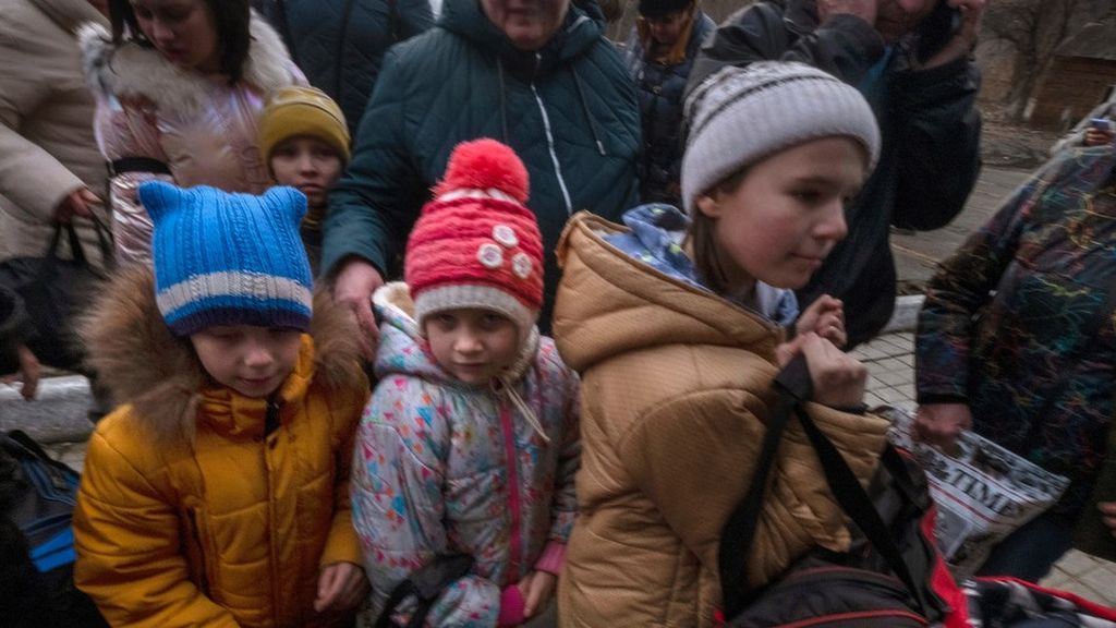  Rombongan keluarga berbaris untuk naik kereta menuju Kiev di sebuah stasiun di Severodonetsk, Donetsk, Ukraina timur, Kamis (24/2/2022). 