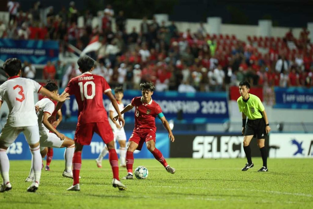 Bek tim sepak bola Indonesia U-23, Alfeandra Dewangga, mencari celah untuk mengoper bola dengan dibayangi pemain Vietnam dalam laga final Piala AFF U-23 di Stadion Provinsi Rayong, Thailand, Sabtu (26/8/2023)