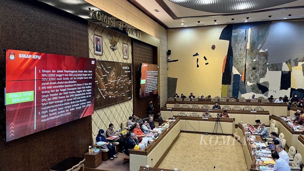 Suasana rapat kerja Komisi II Dewan Perwakilan Rakyat bersama Komisi Pemilihan Umum (KPU), Badan Pengawas Pemilu (Bawaslu), dan Dewan Kehormatan Penyelenggara Pemilu (DKPP) yang membahas tahapan Pemilihan Umum (Pemilu) 2024 di Kompleks Parlemen Senayan, Jakarta, Rabu (15/3/2023).