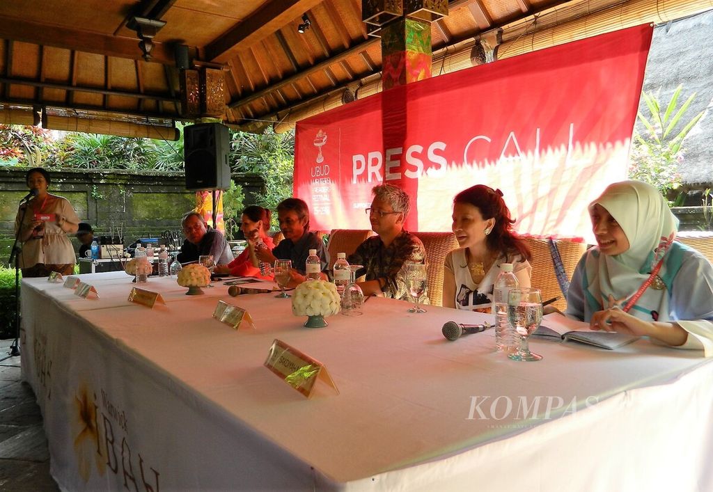 Ubud Writers and Readers Festival (UWRF) ke-14 di Ubud, Gianyar, Bali, resmi dimulai Rabu (25/10). Festival sastra dan seni, yang rutin digelar di Ubud setiap tahun sejak 2004, tahun ini menghadirkan sekitar 150 pembicara dari kalangan penulis, penyair, musisi, dan seniman dari Indonesia dan mancanegara. Dalam jumpa media di Ubud, Rabu, hadir pula pendiri dan Direktur UWRF Janet DeNeefe (duduk, kedua dari kiri).