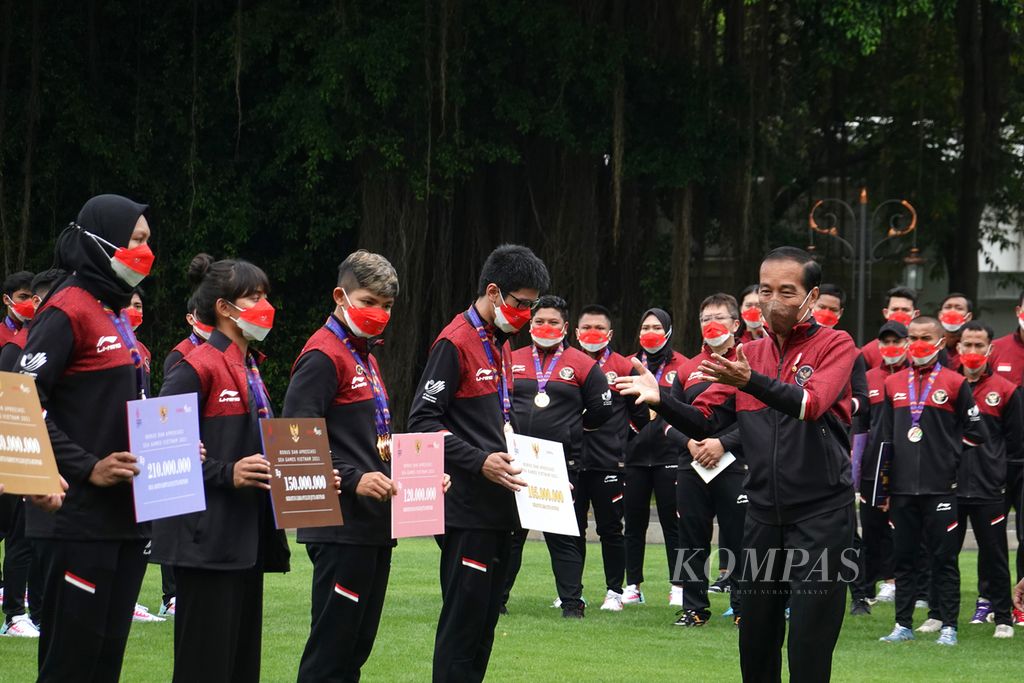 Presiden Joko Widodo mengucapkan selamat kepada para atlet dalam acara pemberian bonus bagi peraih medali SEA Games Vietnam 2021, di halaman depan Istana Merdeka, Jakarta, Senin (13/6/2022). Pesta olahraga negara-negara di Asia Tenggara itu berlangsung pada 12-23 Mei 2022. 