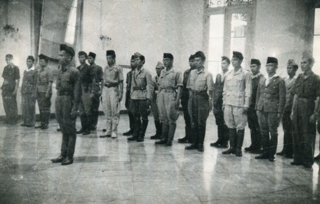 Upacara pelantikan opsir-opsir tinggi TRI di Istana Yogyakarta pada tanggal 25 Mei 1946.