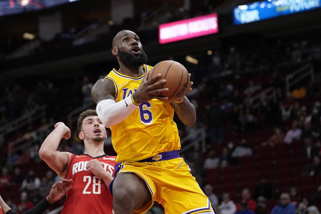 Bintang LA Lakers, LeBron James, berupaya memasukkan bola ke ring Houston Rockets pada lanjutan NBA di Toyota Center, Kamis (10/3/2022) WIB. Lakers takluk 130-139 pada laga itu. 