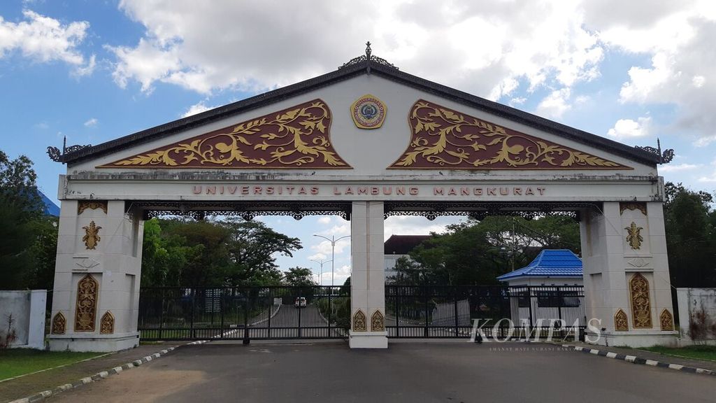 Gerbang kampus Universitas Lambung Mangkurat di Banjarmasin, Kalimantan Selatan, Sabtu (10/7/2021).