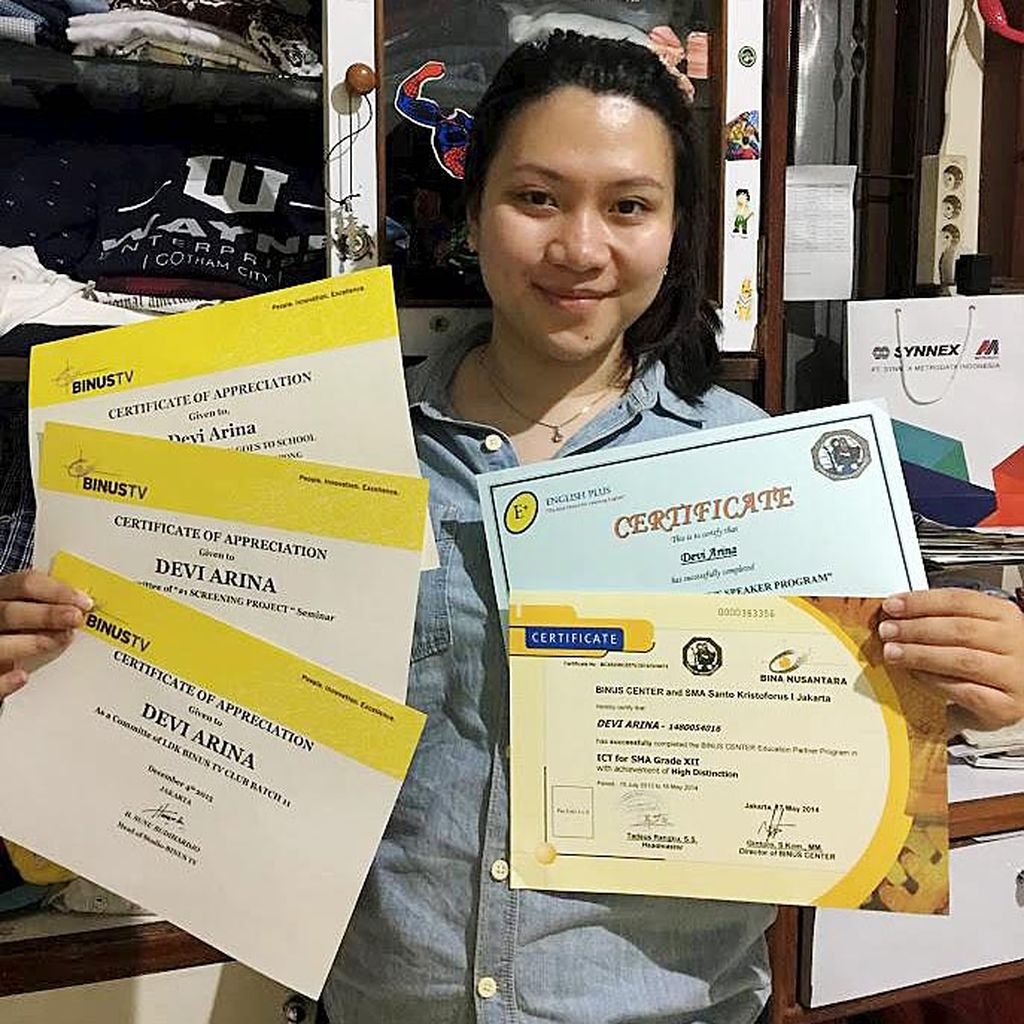 Devi Arina, mahasiswa Binus, memperlihatkan sejumlah sertifikatnya.