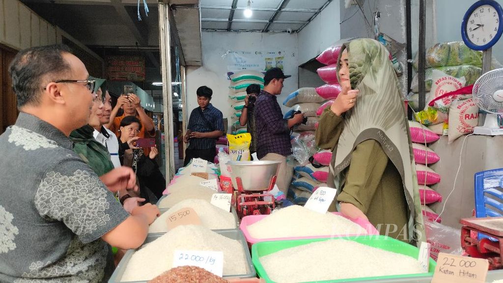 Wali Kota Magelang M Nur Aziz menanyakan harga dan ketersediaan beras kepada salah satu pedagang di Pasar Rejowinangun, Kota Magelang, Selasa (20/2/2024).