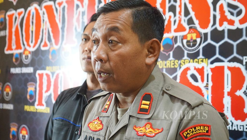 Kepala Seksi Humas Kepolisian Resor  Sragen Iptu Ari Pujiantoro memberikan keterangan perihal santri asal Ngawi yang tewas dianiaya seniornya, di Polres Sragen, Jawa Tengah, Rabu (23/11/2022).