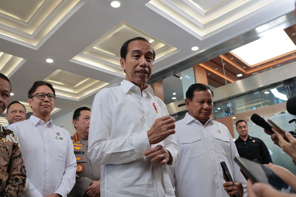 Presiden Joko Widodo memberikan keterangan kepada wartawan seusai meresmikan RS Pusat Pertahanan Nasional, Jakarta, Senin (19/2/2024).