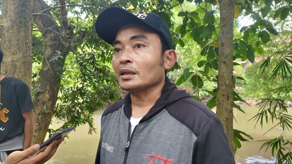 Faisal Ari Nugroho (43), ayah dari anak yang dilaporkan hilang, berharap agar kedua anaknya dapat segera ditemukan dalam pencarian di Sungai Ciliwung, Kelurahan Lenteng Agung, Kecamatan Jagakarsa, Jakarta Selatan, Senin (16/1/2023).