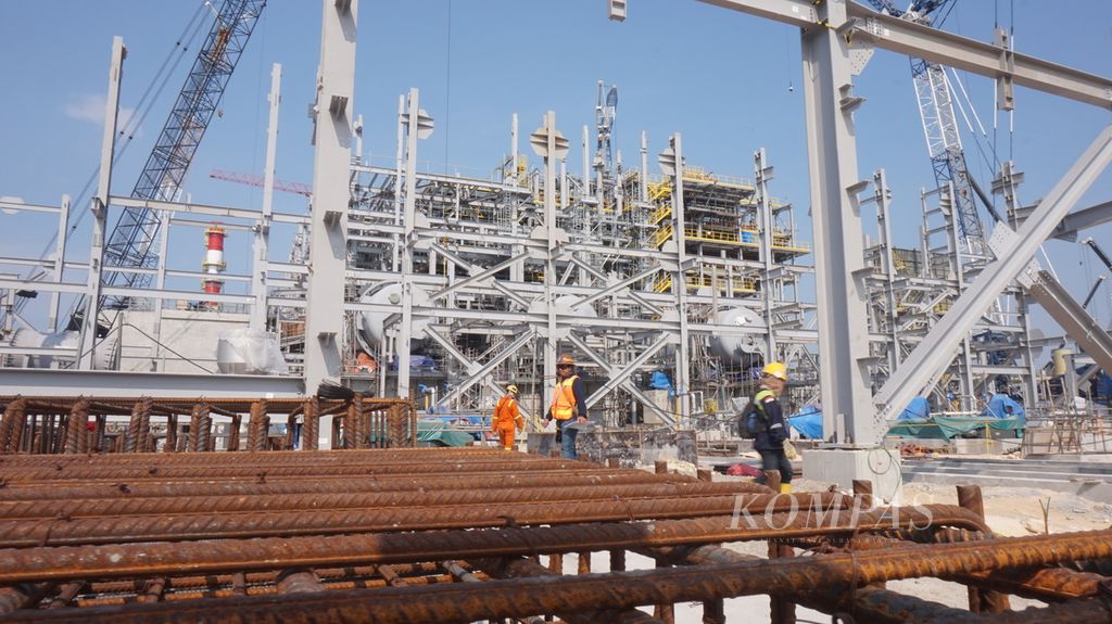 The work activities of employees at the construction project site of the processing and refining plant, or the second smelter of PT Freeport Indonesia, at the Java Integrated Industrial and Port Estate (JIIPE) Special Economic Zone in Gresik, East Java, took place on Tuesday (20/6/2023).