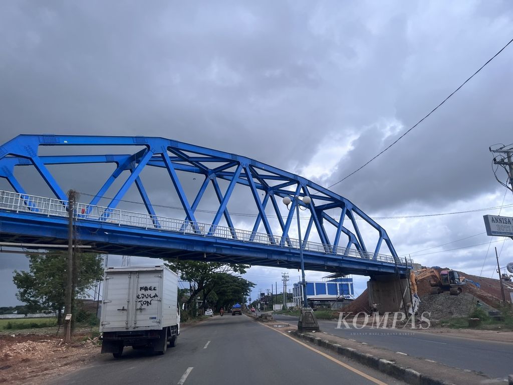 Salah satu jembatan di atas jalan poros Makassar-Maros yang menjadi jalur perlintasan kereta api Makassar-Parepare, Rabu (9/11/2022).