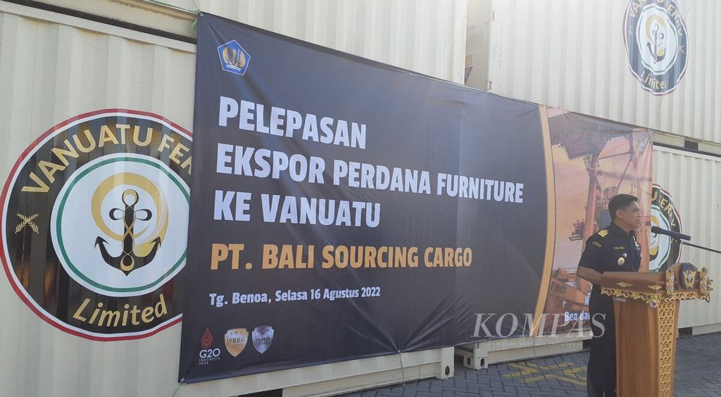 Ekspor perdana aneka furnitur dari Bali ke Vanuatu melalui Pelabuhan Benoa, Kota Denpasar, diresmikan dalam seremoni di area Pelabuhan Benoa, Kota Denpasar, Selasa (16/8/2022). 
