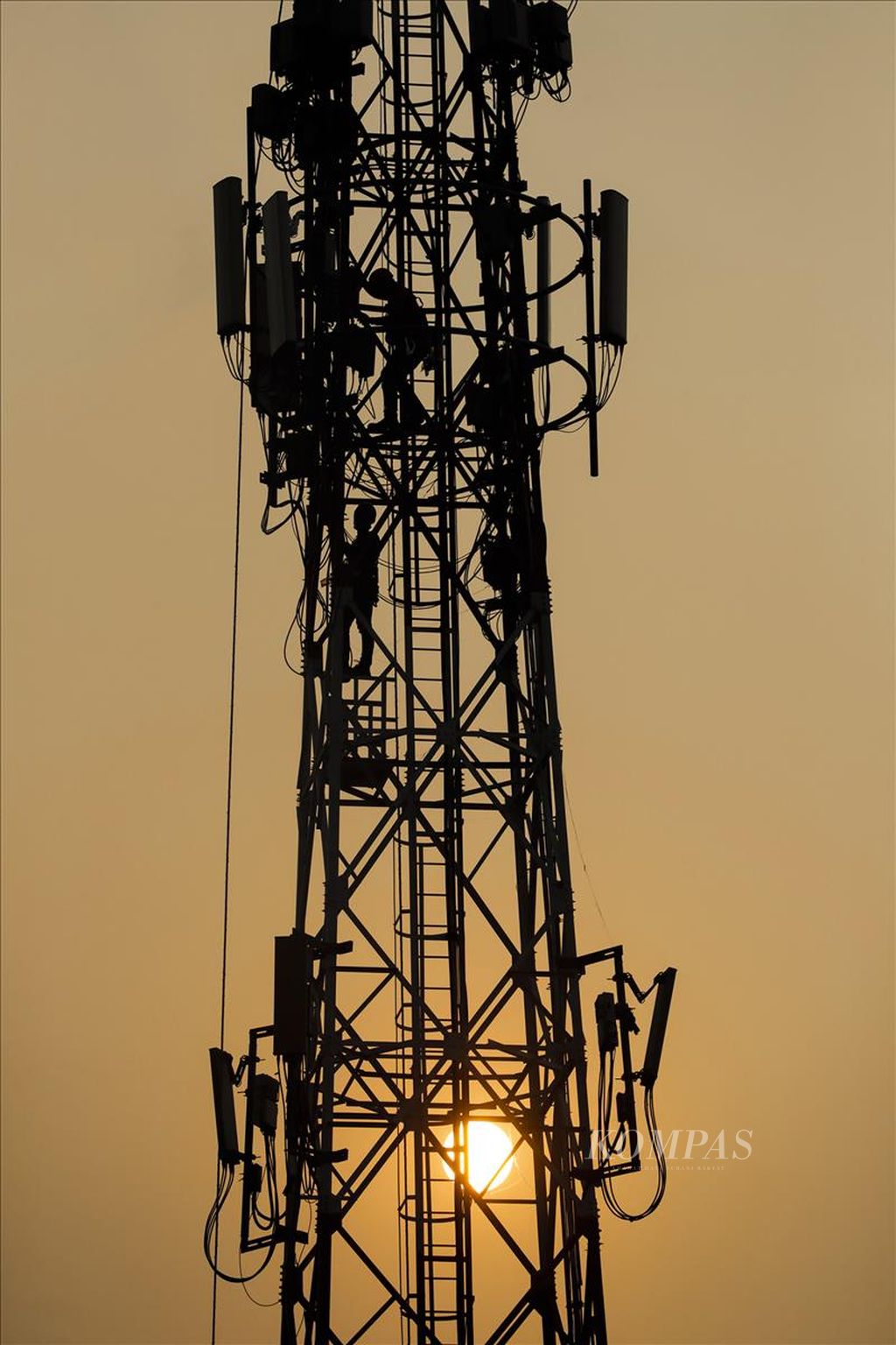 Teknisi melakukan perawatan jaringan pada menara <i>base transceiver station</i> (BTS) layanan telekomunikasi seluler di Depok, Jawa Barat, Sabtu (3/8/2019). 