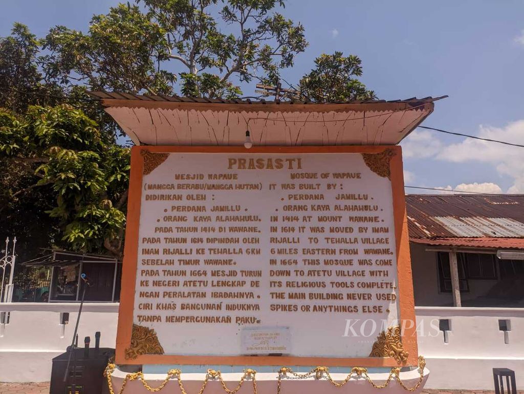Prasasti di Masjid Wapaue Kaitetu, Maluku Tengah, Maluku, Kamis (16/11/2023).