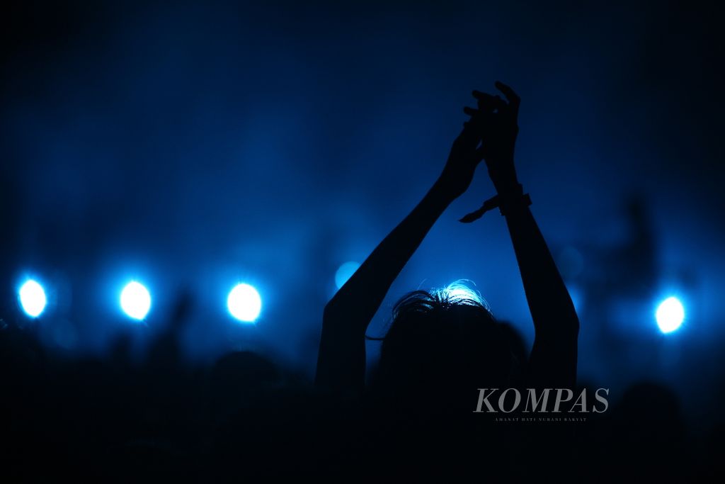 Reaksi penonton ketika James Blake tampil pada hari penutup festival Joyland pada Minggu (3/3/2024) di Peninsula Island, Nusa Dua, Bali.
