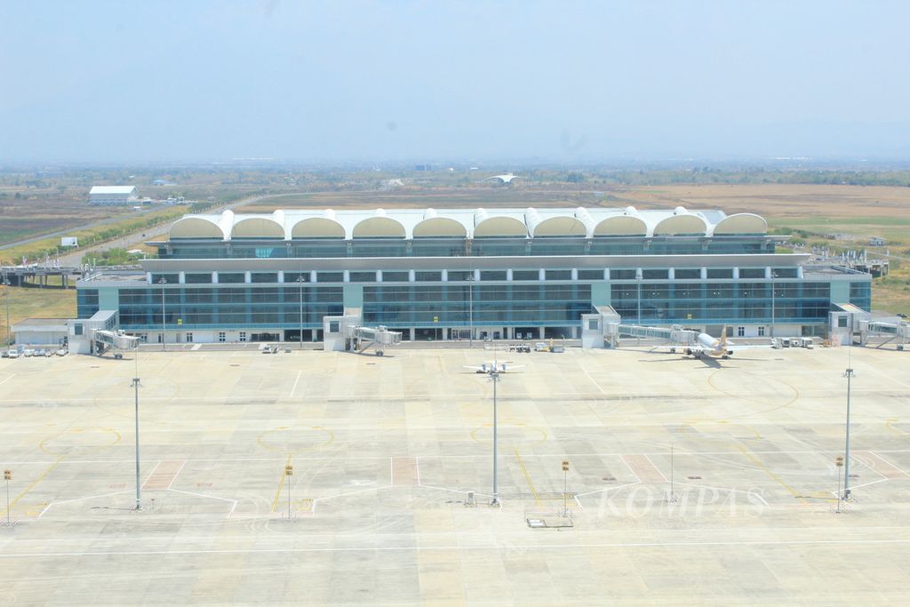 Sejumlah pesawat terparkir di apron Bandara Internasional Jawa Barat Kertajati di Kabupaten Majalengka, Minggu (29/10/2023). Setelah sepi, Bandara Kertajati kini beroperasi penuh. 