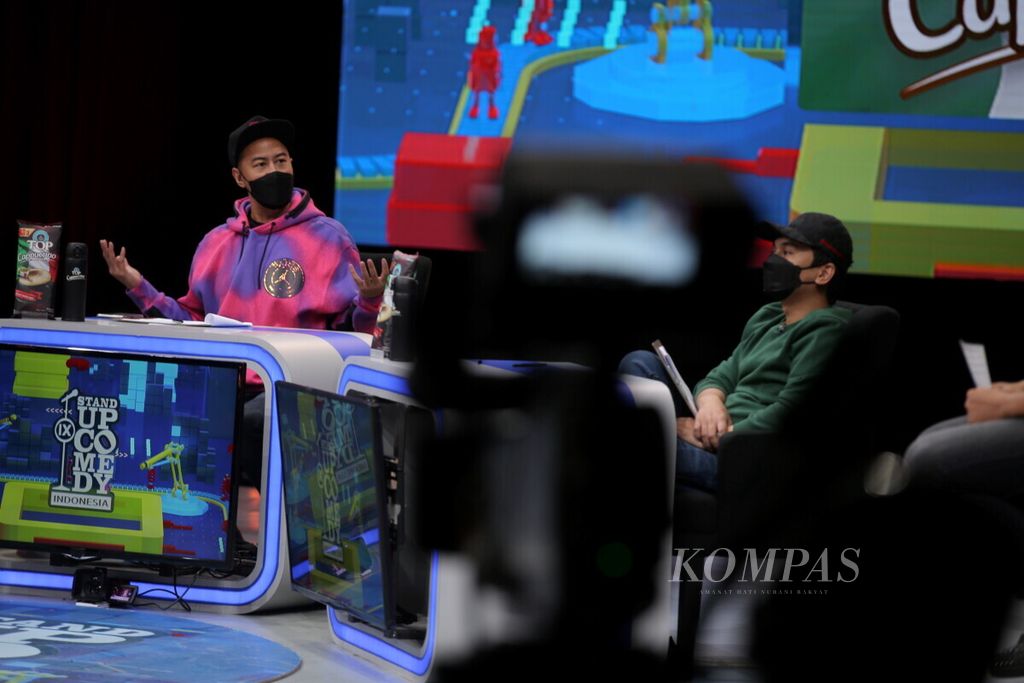 Komedian Panji Pragiwaksono memberikan komentar saat berlangsung rekaman salah satu episode Stand Up Comedy IX Indonesia (SUCI) di Kompas TV, Jakarta, Selasa (16/2/2021). Dunia televisi beradaptasi dengan berbagai penyesuaian selama masa pandemi ini.