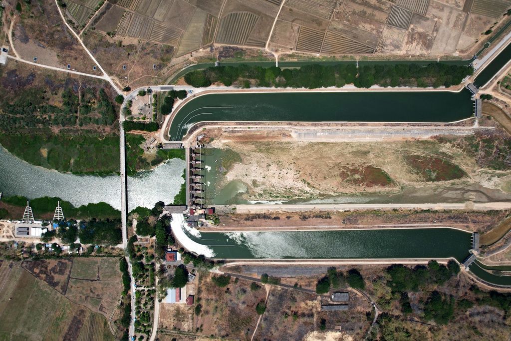 Landscape of Klambu Dam in Grobogan, Central Java, Friday (15/9/2023). Klambu Dam was reactivated for the irrigation of the first planting season's water after the water network channel of Kedung Ombo Reservoir was reopened on September 15, 2023. Klambu Dam is used to irrigate 61,484 hectares of paddy fields in Demak, Pati, and Kudus districts.