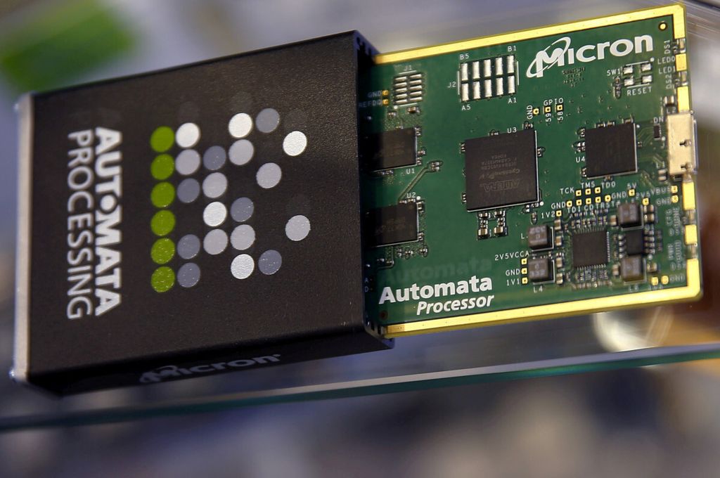 Ilustrasi. Bagian chip memori dari pembuat chip memori A.S. Micron Technology ditampilkan di stan mereka di sebuah pameran industri di Frankfurt, Jerman, 14 Juli 2015