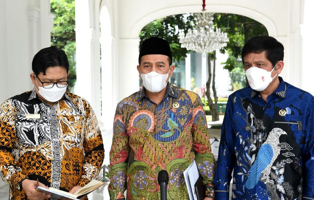 Ketua Ombudsman Republik Indonesia Mokhammad Najih (tengah) memberikan keterangan pers seusai pertemuan para pimpinan Ombudsman dengan Presiden Joko Widodo di Istana Merdeka, Jakarta, pada Selasa (12/4/2022).