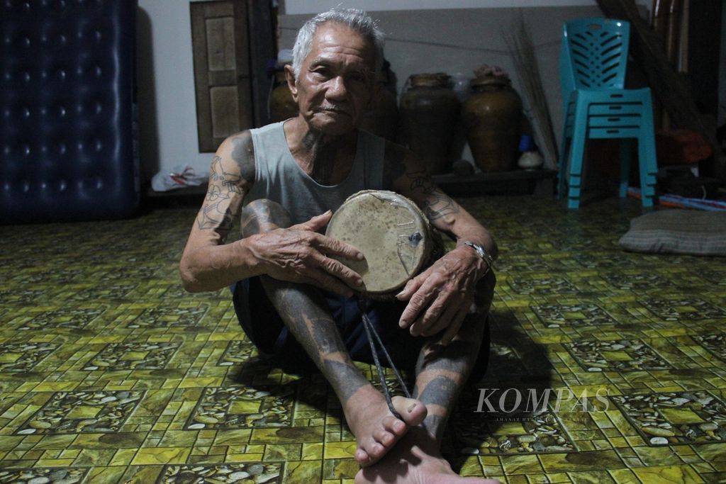 Klaudius Kudi (83) mengajarkan musik gendang <i>mayoh </i>ke anak muda suku Dayak Iban. 