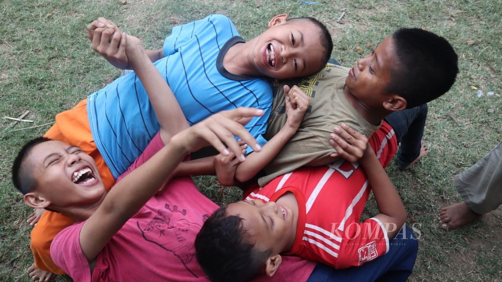 Para pelajar Sekolah Alam Prasasti, Kampung Piket Indah, Desa Sukatenang, Sukawangi, Kabupaten Bekasi, Jawa Barat, bermain bersama di taman sekolah mereka, Selasa (24/11/2020) siang. Anak-anak itu merupakan anak yang putus sekolah, anak yatim piatu, atau anak dari keluarga miskin.