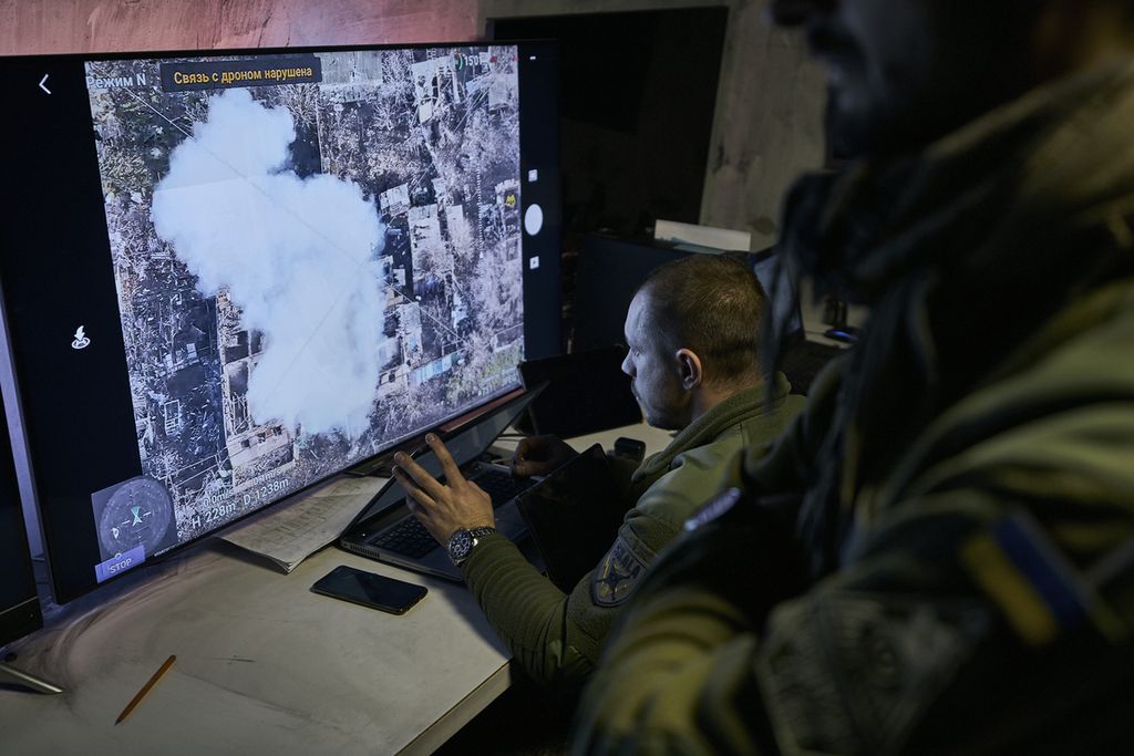 Tentara Ukraina sedang memantau rekaman video pesawat tanpa awak dari pusat komando bawah tanah Ukraina di wilayah Bakhmut, Donetsk, Ukraina, Minggu (25/12/2022). 