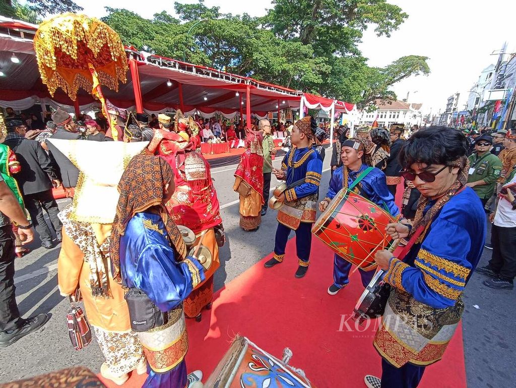 Karnaval kebudayaan dan pergelaran multietnis dilaksanakan di kawasan Kesawan dan Lapangan Merdeka, Medan, Sumatera Utara, Jumat (1/7/2022). Karnaval itu menjadi bagian dari perayaan Hari Ulang Tahun Ke-432 Kota Medan. 