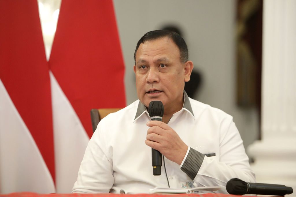 Ketua Komisi Pemberantasan Korupsi Firli Bahuri menjawab pertanyaan wartawan saat mendampingi Presiden Joko Widodo untuk menyampaikan keterangan terkait korupsi, khususnya anjloknya indeks persepsi korupsi, di Istana Merdeka, Jakarta, Selasa (7/2/2023). 