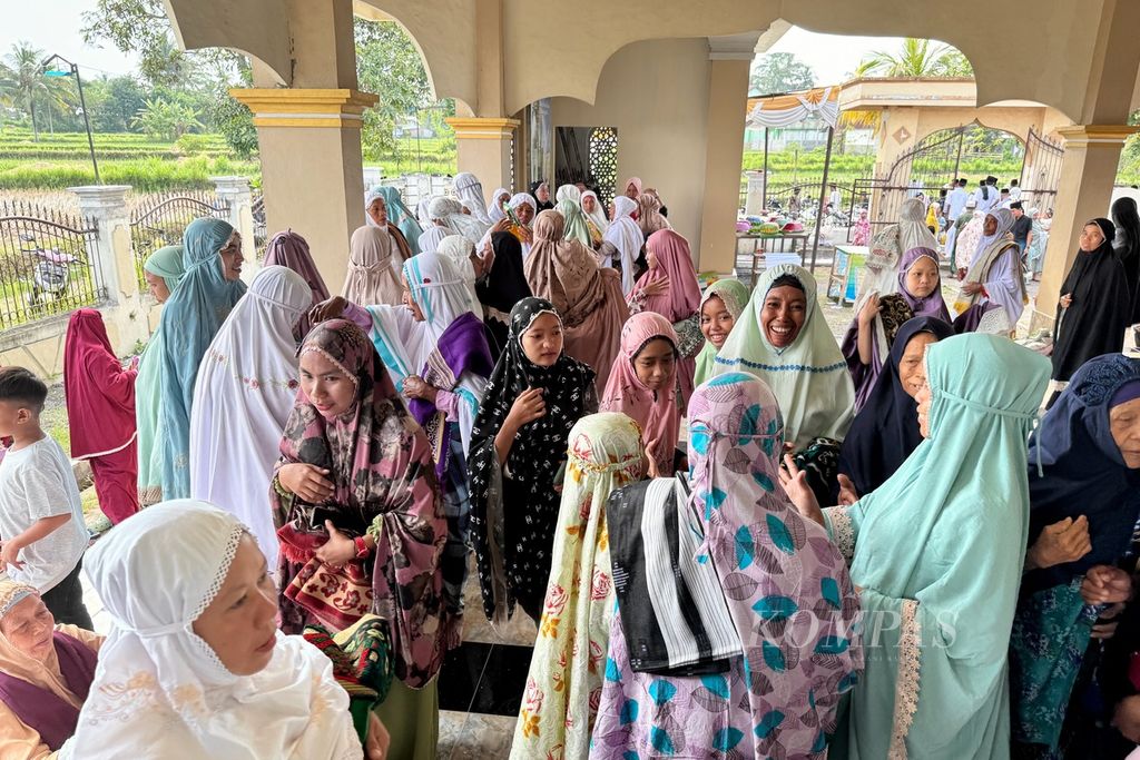 Warga saling bersalaman seusai shalat Idul Fitri di Masjid Nurul Iman, Kuang Jukut, Desa Pringgarata, Lombok Tengah, Nusa Tenggara Barat, Rabu (10/4/2024).