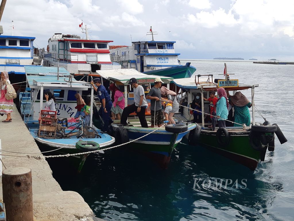 Warga turun dari salah satu perahu motor di dermaga Pulau Panggang, Kepulauan Seribu, pada Rabu (16/6/2021) sore. 