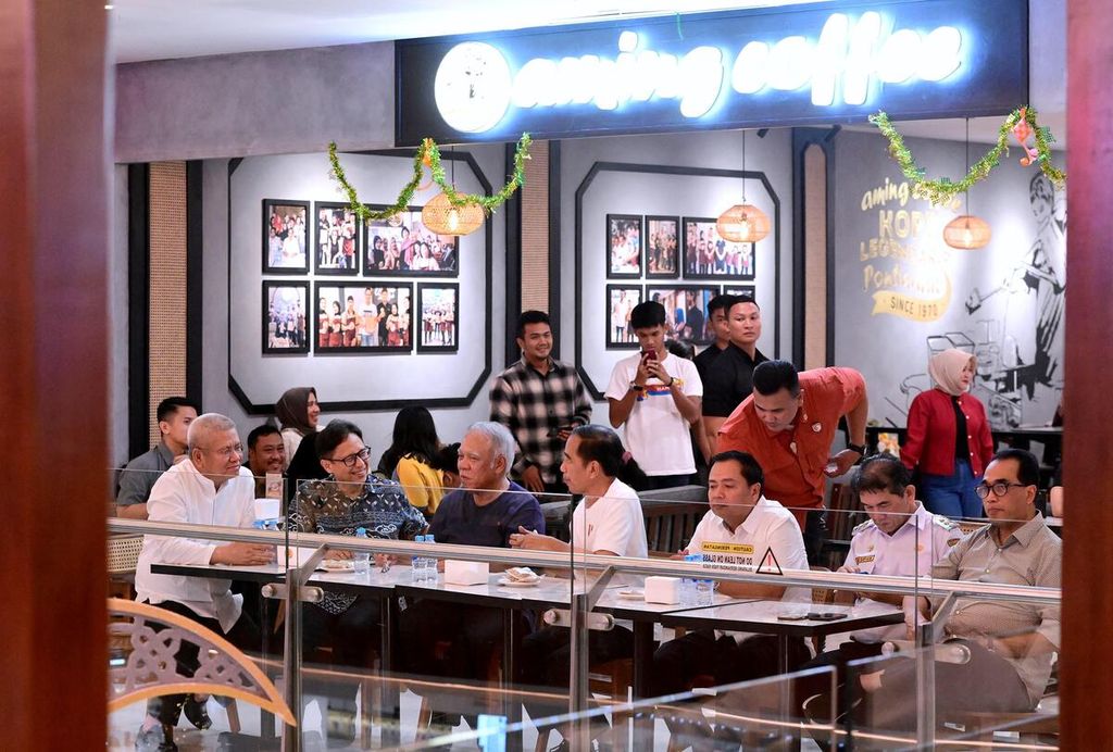 Presiden Joko Widodo menikmati kopi dan penganan bersama para menteri yang mendampingi dalam kunjungan kerjanya di Kota Pontianak, Provinsi Kalimantan Barat, Rabu (20/3/2024).