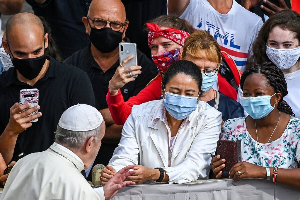 Paus Fransiskus menyapa umat yang hadir dalam audiensi publik di halaman San Damaso di Istana Apostolik Vatikan, Rabu (2/9/2020).