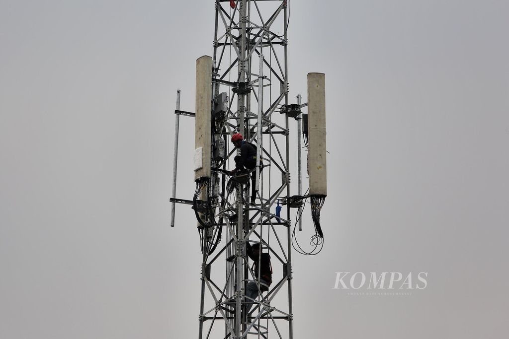 Teknisi memasang instalasi saat membangun menara BTS (base transceiver station) milik salah salah satu operator telekomunikasi di kawasan Cisauk, Tangerang, banten, Sabtu (16/4/2022). 