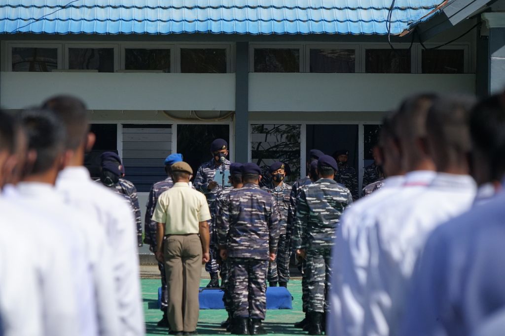 Danlanal Kendari Kolonel Laut (P) Andike Sry Mutia memimpin penandatangan pakta integritas dalam seleksi penerimaan calon prajurit, di Kendari, Sulawesi Tenggara, Rabu (23/9/2020). Sebanyak 943 calon siswa Bintara dan Tamtama TNI Angkatan Laut mulai mengikuti seleksi penerimaan. 