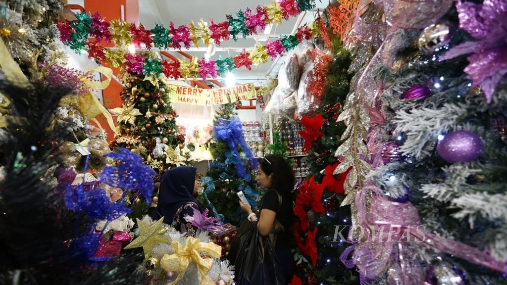 Beragam model hiasan dan pohon Natal di Pasar Pagi Mangga Dua, Jakarta, Kamis (13/12/2018). Natal 2022 ini istimewa karena dirayakan setelah bertahun-tahun terkurung pandemi Covid-19.