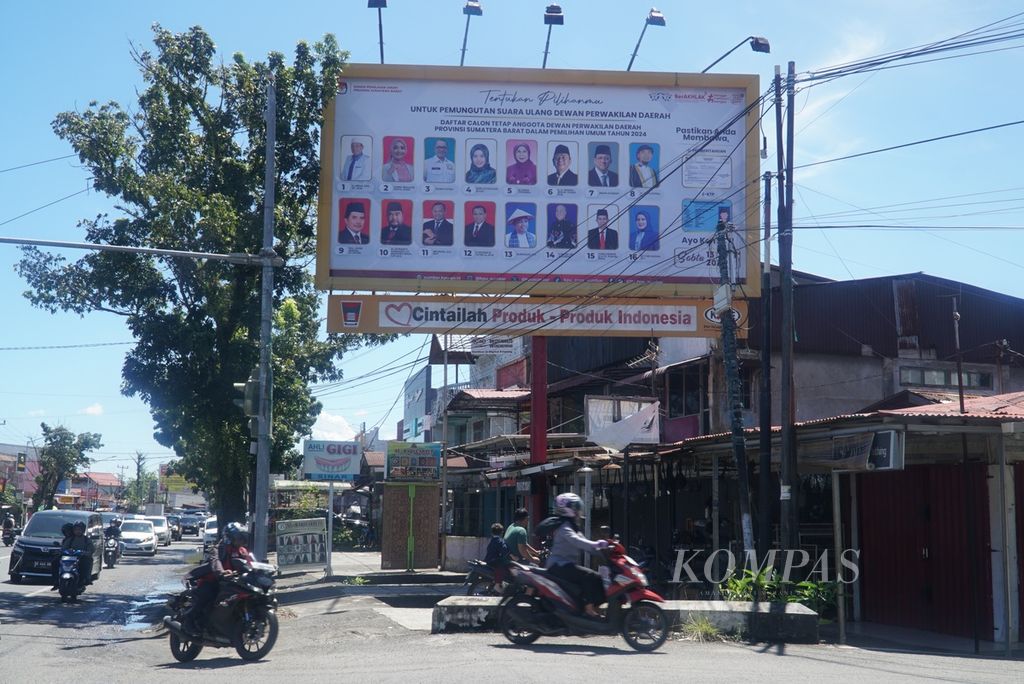 Pengendara melintas di sekitar baliho peserta pemungutan suara ulang calon anggota DPD Sumatera Barat di Jalan S Parman, Kota Padang, Sumbar, Kamis (11/7/2024). PSU calon anggota DPD Sumbar digelar pada 13 Juli 2024.