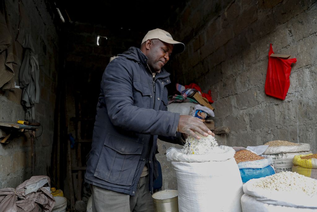 Pedagang di pasar Nairobi, Kenya mempersiapkan beragam beras pada 9 Agustus 2023. Meski kaya aneka sumber daya alam, Afrika menjadi benua dengan penduduk miskin terbanyak. 