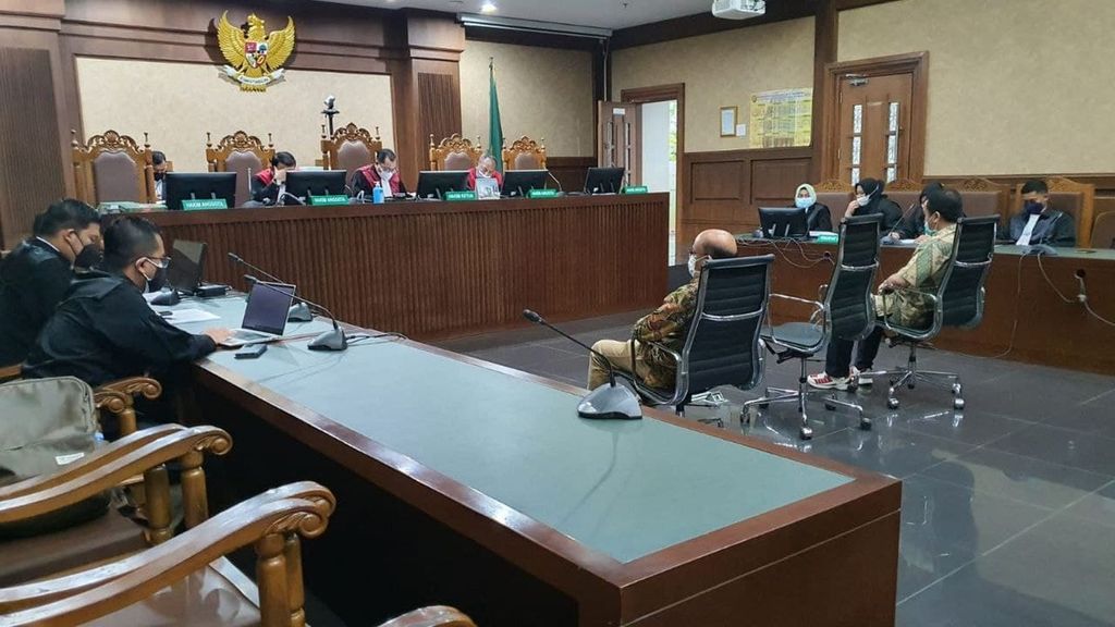 Dua terdakwa, yaitu petugas pemeriksa pajak madya di Direktorat Pemeriksaan dan Penagihan Kementerian Keuangan, Wawan Ridwan dan Alfred Simanjuntak, didakwa melakukan korupsi secara bersama-sama dalam kurun waktu Januari 2018-September 2019 di Pengadilan Tindak Pidana Korupsi Jakarta, Rabu (26/1/2022). 