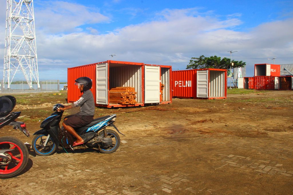 Peti kemas berisi kayu siap diangkut kapal tol laut dari Pelabuhan Daruba, Kabupaten Pulau Morotai, Maluku Utara seperti pada Senin (2/3/2020). Angkutan balik dari daerah itu didominasi kopra, ikan, dan kayu.