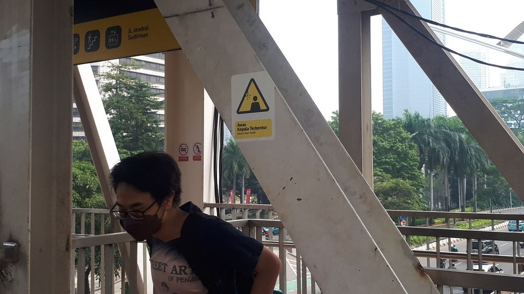 Pengguna halte menundukkan kepala menghindari besi yang terletak diagonal di atas area lalu lalang pengguna Halte Dukuh Atas 2, Setiabudi, Jakarta Selatan, Rabu (24/5/2023).