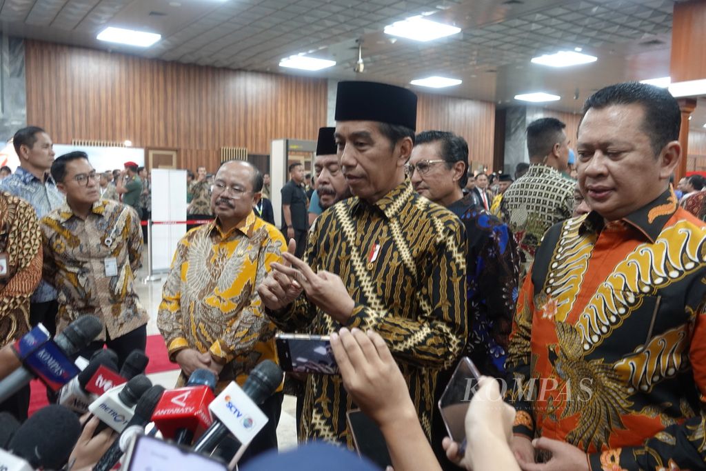 Presiden Joko Widodo saat menjawab pertanyaan awak media seusai peringatan Hari Konstitusi dan Hari Ulang Tahun Ke-78 Majelis Pemusyawaratan Rakyat Republik Indonesia di Gedung Nusantara IV, Senayan, Jakarta, Jumat (18/8/2023).