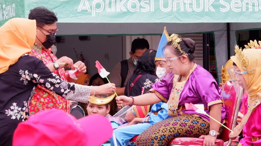 Sejumlah anak berkebutuhan khusus memakai pakaian adat dalam acara "Hatiku Hatimu Hati Kita" di Museum Mandala Bhakti Semarang, Kota Semarang, Jawa Tengah, Jumat (3/12/2021). 